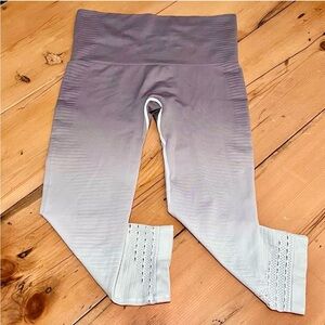 MONO B Seamless Ombré Capri Leggings - medium